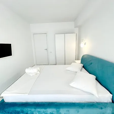 Luxury 2 Bed-room Apartment *